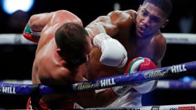 Anthony Joshua (de face) lors de sa victoire contre Kubrat Pulev en décembre 2020