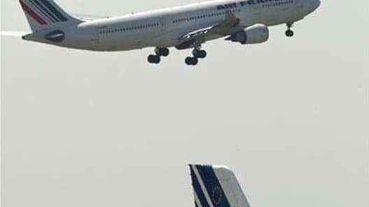 Air France est assurée d'obtenir ce vendredi la signature de son plan de restructuration par suffisamment des syndicats du personnel au sol, mais des blocages subsistent du côté des personnels navigants qui négocient encore. /Photo d'archives/REUTERS/Gonz