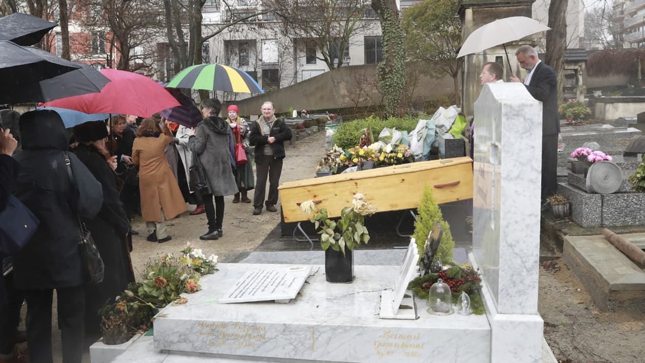 L'enterrement d'Emmanuelle Riva dans le cimetière de Charonne (XXe arrondissement parisien) L'enterrement d'Emmanuelle Riva dans le cimetière de Charonne (XXe arrondissement parisien)