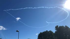 Un cœur géant formé par deux avions dans le ciel de Stockholm, le 9 juillet 2020, en hommage aux victimes du coronavirus