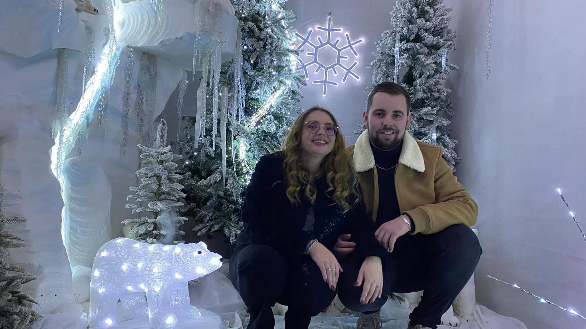 Axel Germond et Léa Freulon, dans leur installation lumineuse de Lailly-en-Val.