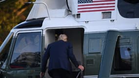 Le président américain Donald Trump monte à bord d'un hélicoptère à Washington pour se rendre dans un hôpital, le 2 octobre 2020