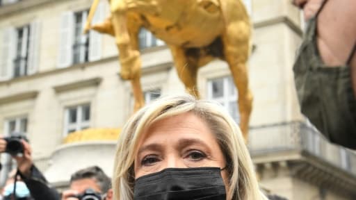 La présidente du Rassemblement National (RN), Marine Le Pen, au pied de la statue de Jeanne d'Arc à Paris, le 1er mai 2021