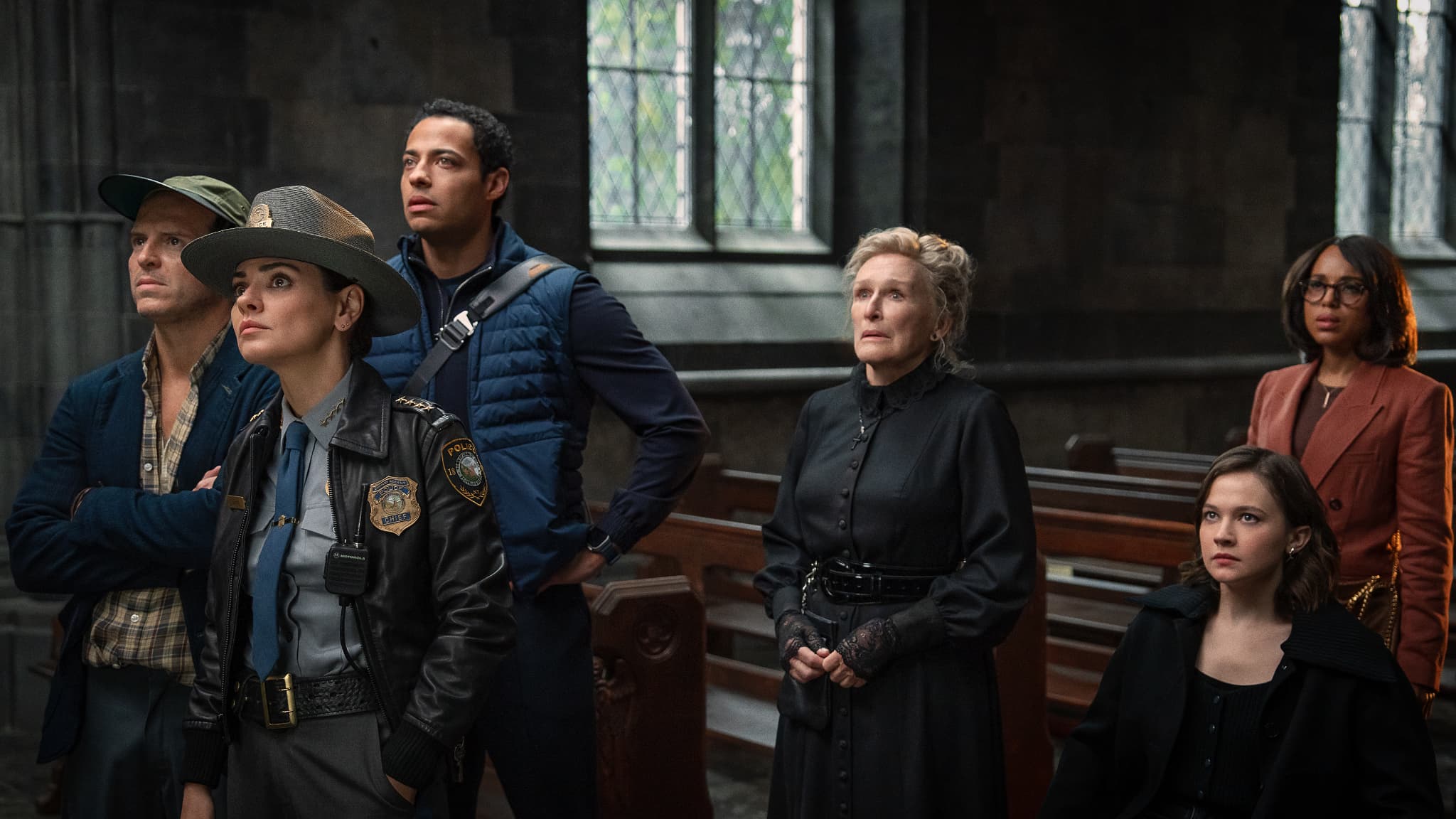 Andrew Scott, Mila Kunis, Daryl McCormack, Glenn Close, Kerry Washington et Cailee Spaeny dans le film "Wake Up Dead Man".