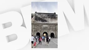 Le toit d'une tour s'effondre dans le district de Fengyang en Chine le 19 mai 2025