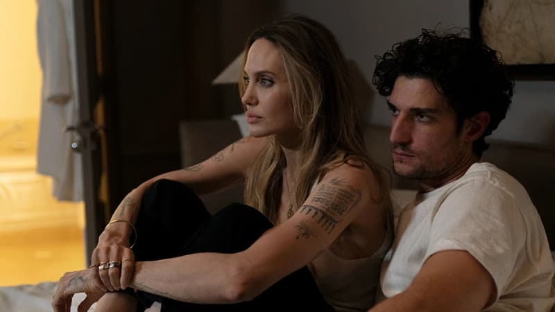 Angelina Jolie, Louis Garrel et Ella Rumpf dans la première bande-annonce du film "Coutures"