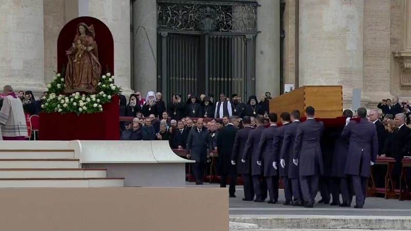 Funérailles de Benoît XVI: le cercueil du pape émérite entre dans la basilique Saint-Pierre pour y être inhumé