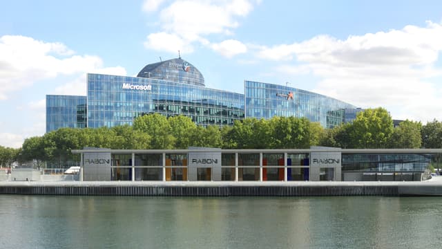 La nouvelle agence Raboni sur les quais d'Issy-les-Moulineaux: 2000 m2 qui s'inscrivent parfaitement dans le paysage et le projet de réhabilitation des berges.