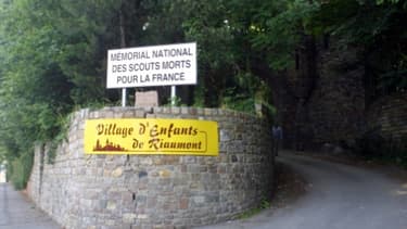 Route d'accès à la communauté catholique de Riaumont, à Liévin, le 22 juin 2001.