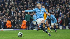 Erling Haaland transforme son penalty lors du match Manchester City-Real Madrid (2-3, barrage aller Ligue des champions), le 11 février 2025