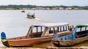 Des bateaux font circulant sur le fleuve Maroni le 13 octobre 2022