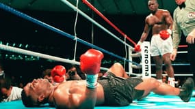 Mike Tyson (à terre) ne se relèvera pas, James "Buster" Douglas signe une des plus grandes surprises de l'histoire du sport