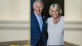 Une carte de vœux à l'effigie du roi Charles III et de la reine consort Camilla envoyée par la famille royale britannique à l'occasion de l'anniversaire d'une centenaire, en octobre 2022.