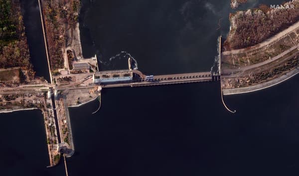 Image satellite distribuée et collectée par Maxar Technologies, montrant une vue d'ensemble du barrage de Nova Kakhovka, dans la région de Kherson, 