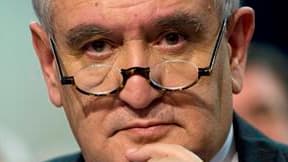 Jean-Pierre Raffarin estime que "l'hyperprésidence" de Nicolas Sarkozy aboutit à "une impasse institutionnelle" qui doit être, selon lui, corrigée sans délai. /Photo prise le 30 janvier 2010/REUTERS/Gonzalo Fuentes