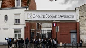 Des étudiants devant le lycée Averroès à Lille le 28 septembre 2023. 