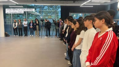 Des lycéens lors de la minute de silence observée en hommage à Samuel Paty et Dominique Bernard, le 14 octobre 2024 au lycée Charles Mérieux de Lyon.