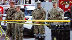 Des soldats de la Garde nationale patrouillant à un coin de rue après des tirs sur deux membres de la Garde nationale près de la Maison Blanche à Washington, D.C., le 26 novembre 2025.