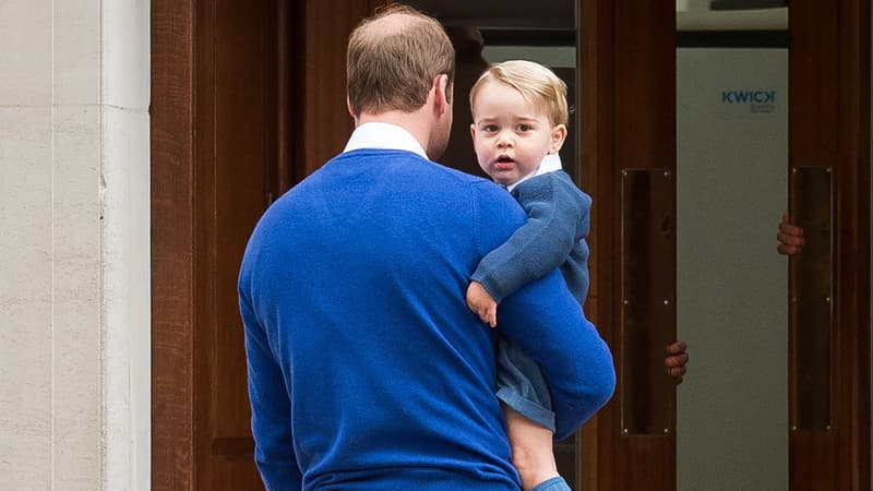 Le royal baby, George, dans les bras de son père William en arrivant à la maternité pour rencontrer sa petite soeur.