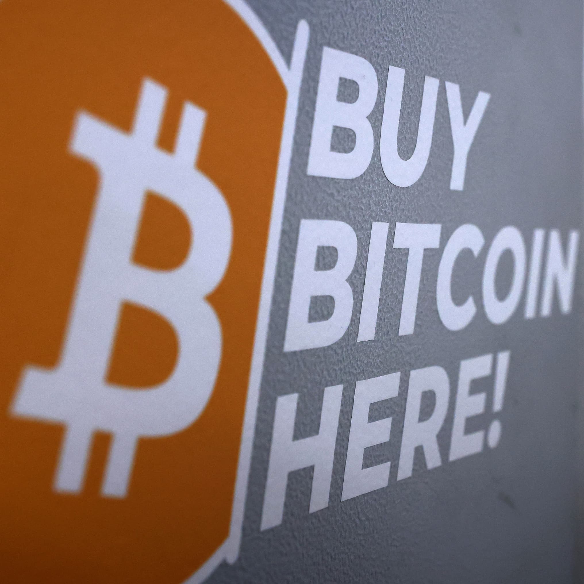 Le bitcoin bat son record: comment investir dans les cryptomonnaies en  restant prudent