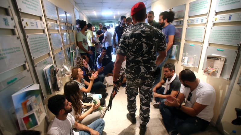 Un militaire passe parmi les manifestants assis dans le ministère de l'Environnement.