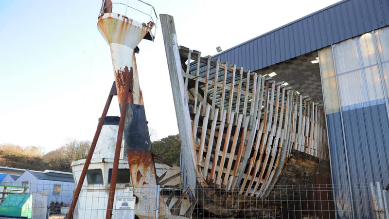 La mythique Calypso, aujourd’hui clouée dans un hangar à Concarneau à la suite d'un litige juridique.