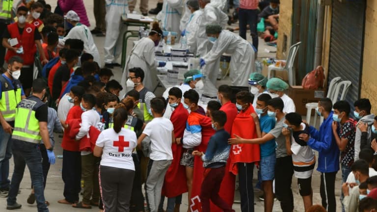De jeunes migrants font la queue pour un test covid à leur arrivée à Ceuta (Espagne) le 19 mai 2021