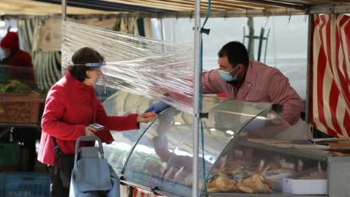 Sur le marché de l'Avenue de Saxe à Paris, le 14 mai 2020