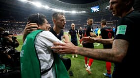 Ivan Rakitic et Mario Mandzukic relèvent le photographe qu'ils ont fait tomber pendant leur célébration