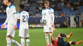 Cole Palmer qui regarde Abel Ruiz au sol lors de la finale de l'Euro Espoirs Angleterre-Espagne, 8 juillet 2023