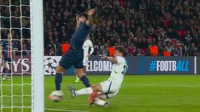 Le contact entre Marco Asensio et Olivier Boscagli lors du match de Ligue des champions entre le PSG et le PSV Eindhoven - le 22/10/2024