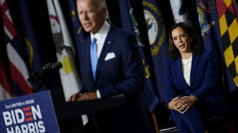 Kamala Harris écoute Joe Biden, candidat démocrate à la présidentielle américaine dont elle est la colistière, le 12 août 2020 à Wilmington, dans le Delaware