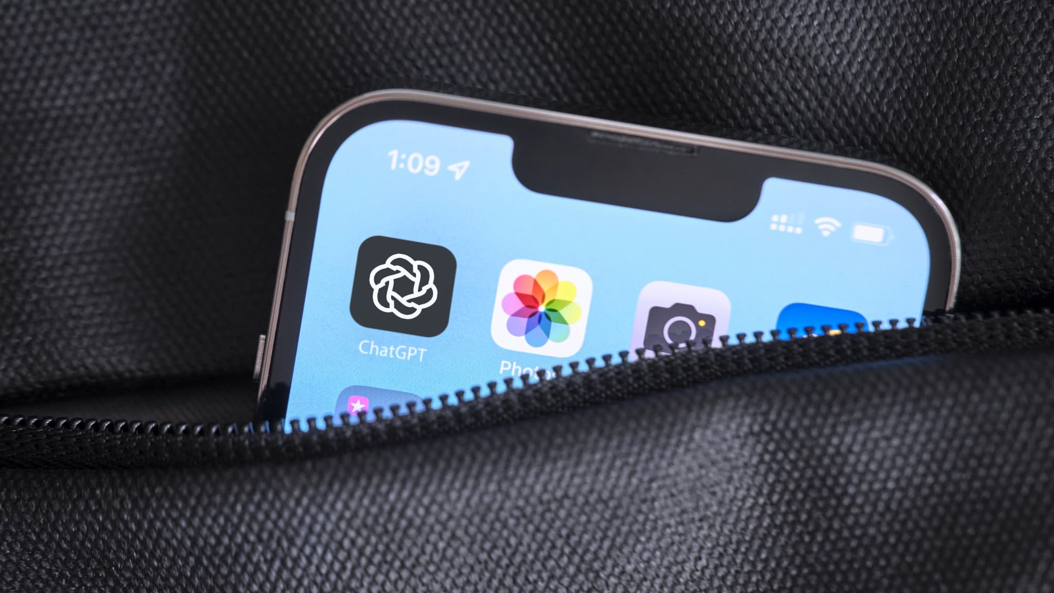 Un smartphone doté de l'application ChatGPT. Un smartphone doté de l'application ChatGPT.