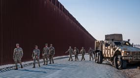 Des soldats de la Garde nationale américaine arrivent à la mission américano-mexicaine dans le quartier d'Otay Mesa à San Diego, en Californie, le 5 décembre 2024.