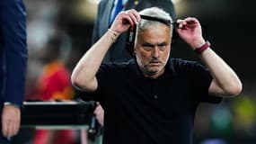 José Mourinho enlève sa médaille après la finale de Ligue Europa en 2023