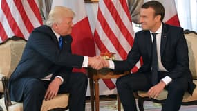 Donald Trump et Emmanuel Macron à la résidence de l'ambassadeur américain à Bruxelles (Belgique), en marge d'une réunion sur l'Otan, le 25 mai 2017
