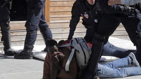 Evacuation musclée d'un camp de migrants