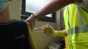 Un homme se fait vacciner contre la variole du singe au centre de santé municipal Edison, le 27 juillet 2022 à Paris