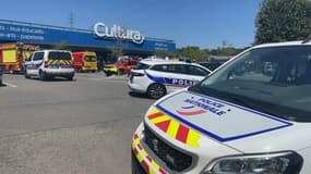 Un homme armé d'un couteau a été blessé par balle près du magasin Cultura de la Valentine à Marseille.