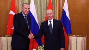 Le président turc Recep Tayyip Erdogan et le président russe Vladimir Poutine lors d'une rencontre à Sotchi (Russie), le 5 août 2022.