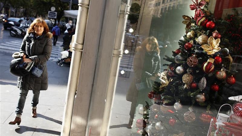 Dans une rue de Rome, la semaine dernière. Cette année, quand le père Noël descendra dans les chaumières des pays européens frappés par la crise, sa hotte pourrait ne pas être si bien remplie de cadeaux, alors que la hausse des prix, la faible progression