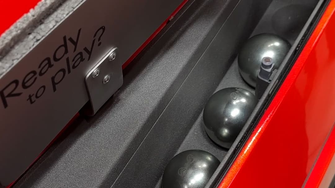 Un emplacement accessible de l'extérieur permet de ranger... des boules de pétanque. 