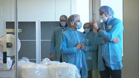 Emmanuel Macron visite une usine de masques à Saint-Barthélémy d'Anjou, près d'Angers (Maine-et-Loire), le 31 mars 2020.