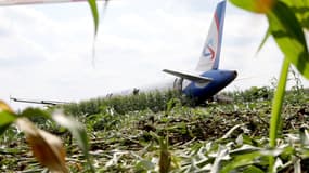 Un avion d'Ural Airlines, atterri d'urgence dans un champ de maïs en Russie, le 15 août 2019. 