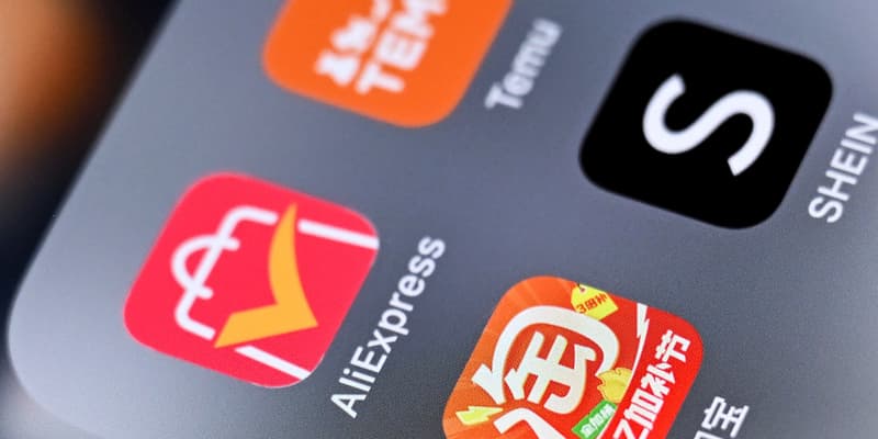 Une photo d'illustration prise le 24 avril 2025 montre les logos des applications de shopping chinoises Taobao (2e à droite), AliExpress (à gauche), Shein (à droite) et Temu, une plateforme de vente en ligne, sur un écran de smartphone à Francfort-sur-le-Main, dans l'ouest de l'Allemagne.