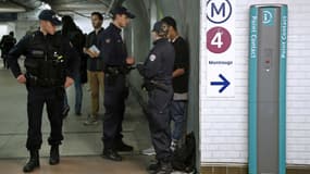 Les policiers peuvent procéder à des fouilles dans les transports parisiens.