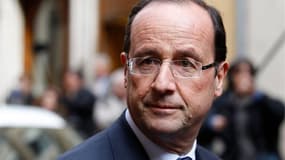 François Hollande et Nicolas Sarkozy enregistrent un léger tassement au premier tour de la présidentielle mais le candidat socialiste l'emporterait toujours aisément au second, selon un sondage OpinionWay-Fiducial diffusé vendredi. /Photo prise le 16 déce