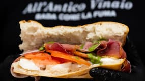 Une « schiacciata » toscane typique (pizza farcie toscane) est exposée dans le célèbre établissement « All’ Antico Vinaio », dans le centre de Rome, le 24 juillet 2025.
