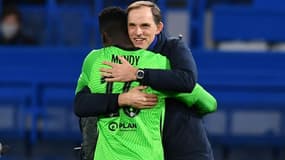 L'entraîneur de Chelsea Thomas Tuchel et le gardien Edouard Mendy se congratulent après la qualification pour les quarts de la Ligue des champins, le 17 mars 2021 à Stamford Brigde
