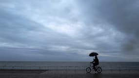 Un vélo sous la pluie le 27 avril 2021 (photo d'illustration)